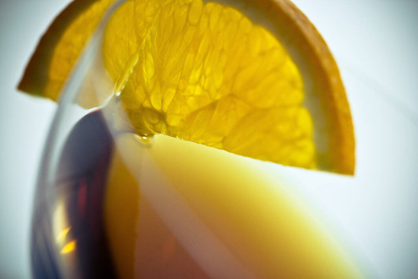 glass of lemon juice on a wooden table - Foto, afbeelding