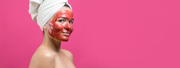 Schönheitsporträt einer Frau in weißem Handtuch auf dem Kopf mit goldener Pflegemaske im Gesicht. Reinigung der Haut Öko-Kosmetik Wellness-Entspannungskonzept.  - Foto, Bild