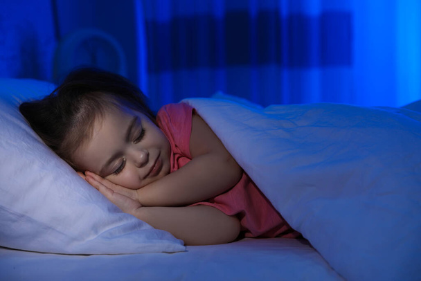 Cute little girl sleeping at home. Bedtime schedule - Fotoğraf, Görsel