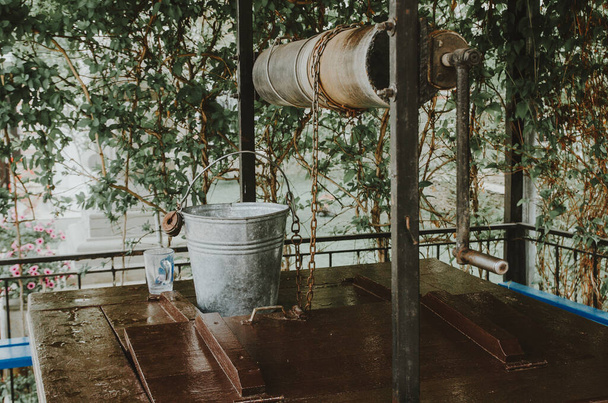 Старый колодец воды в саду
 - Фото, изображение