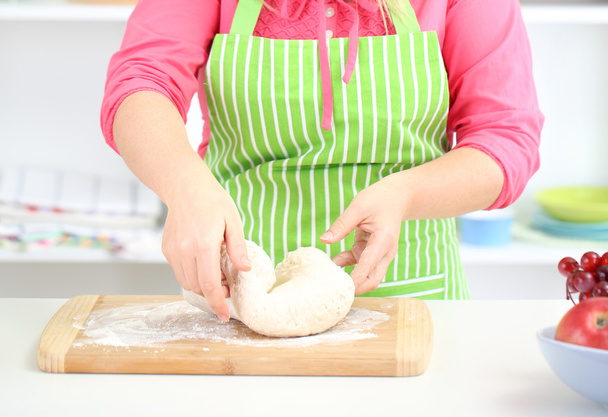 Woman kneads dough - Valokuva, kuva