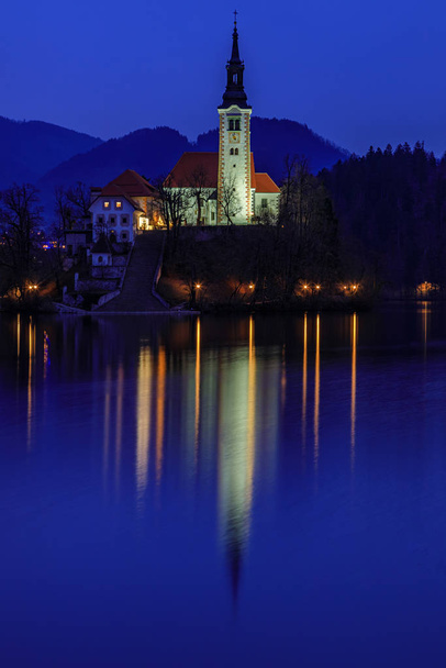Ausgeblutete Insel mit Kirche nach Sonnenuntergang, Slowenien - Foto, Bild