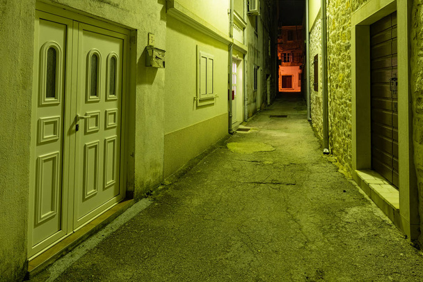 beco vazio iluminado na cidade costeira Biograd na moru à noite, Croácia
 - Foto, Imagem