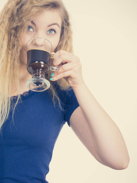 Positive woman drinking her morning coffee - Foto, Bild