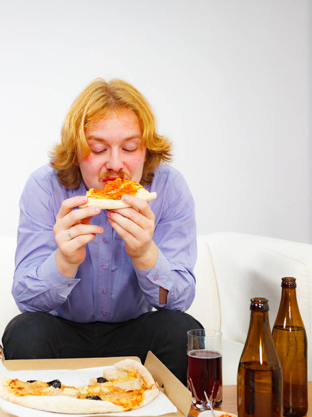 Man eating pizza. - Foto, immagini