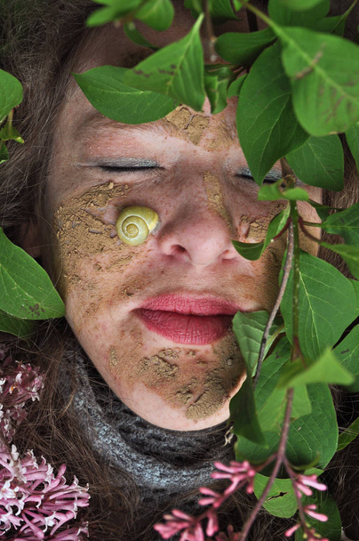 Detailní záběr ženy v zeleném keři  - Fotografie, Obrázek