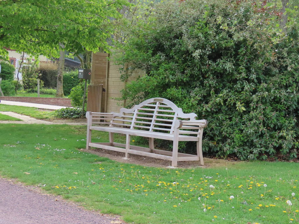 Стильная деревянная скамейка
 - Фото, изображение
