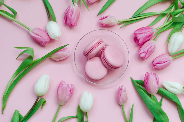 Macaron rosa fresco con tulipani su sfondo rosa, vista dall'alto. Saluto per la Festa della Mamma
 - Foto, immagini