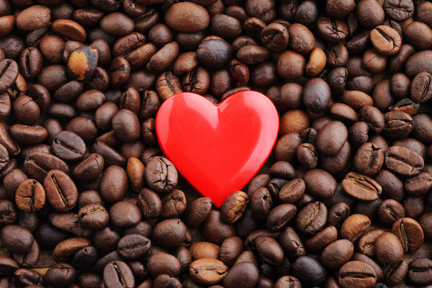 Textures of roasted coffee beans with red heart for background - Foto, imagen