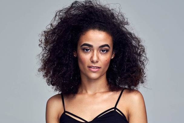 Portrait of beautiful latin american woman with afro hairstyle l - Foto, afbeelding