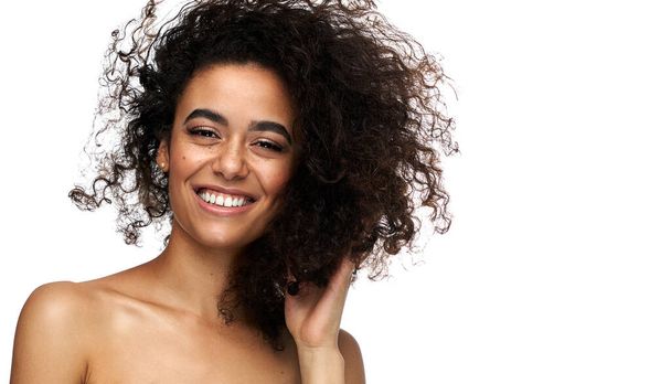 Retrato de hermosa mujer latinoamericana alegre con afro ha
 - Foto, Imagen