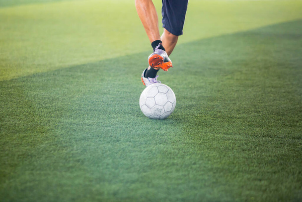 サッカー選手の速度は緑の人工tu上で実行された後のブリュリーボール - 写真・画像