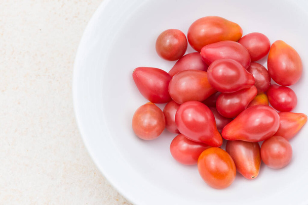 Cherry tomatoes in a bowl - Fotoğraf, Görsel