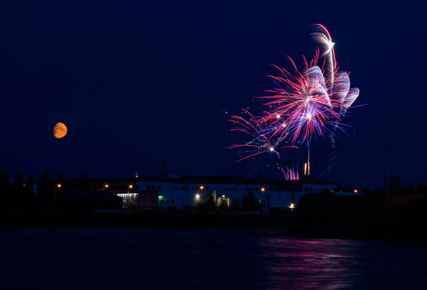 Feuerwerk am Himmel über der Stadt Selfoss in Island - Foto, Bild
