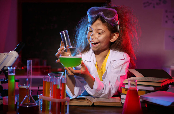Child doing chemical research in laboratory. Dangerous experimen - Valokuva, kuva