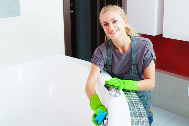 Woman cleaning bath - Фото, зображення