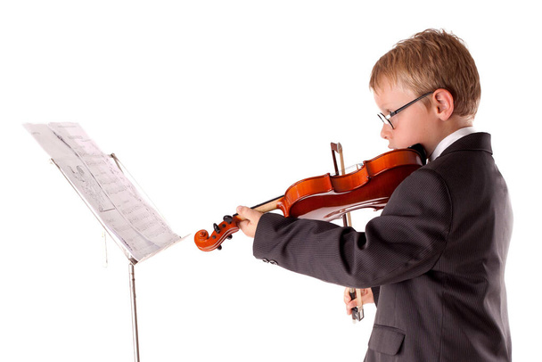 violon jouant avec un support de musique
 - Photo, image