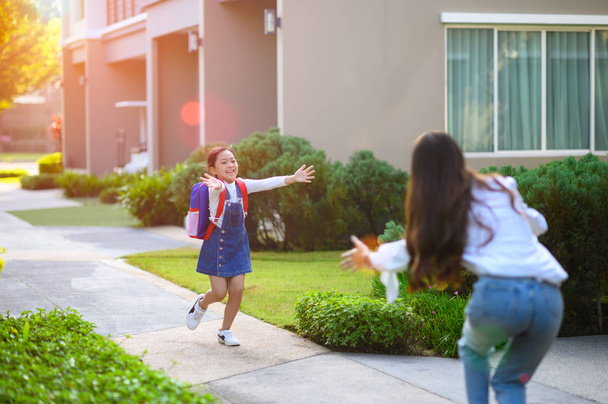 Dziewczyna w emocjach szczęście w powrocie do domu po szkole nauki - Zdjęcie, obraz