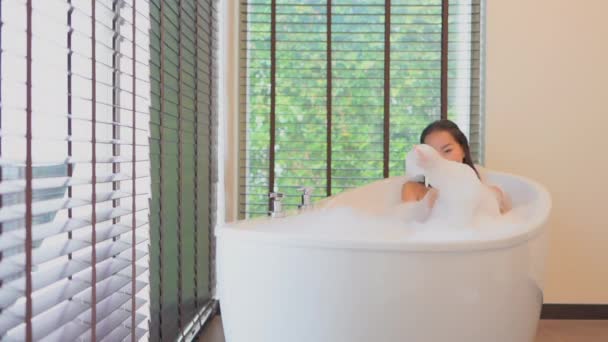 zdjęcia pięknej Azji kobieta biorąc kąpiel z bańki mydlane - Materiał filmowy, wideo