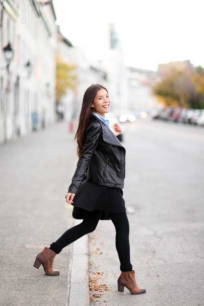 Fashion woman in city wearing urban leather jacket - Foto, imagen