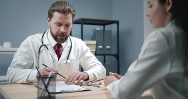Doctors Talking at Work - Materiał filmowy, wideo
