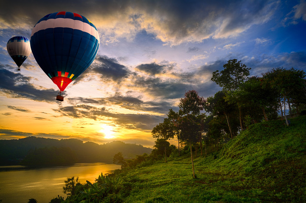 tó felett lebegő hőlégballonok - Fotó, kép