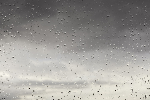 Gotas de lluvia sobre el vidrio durante
 - Foto, imagen