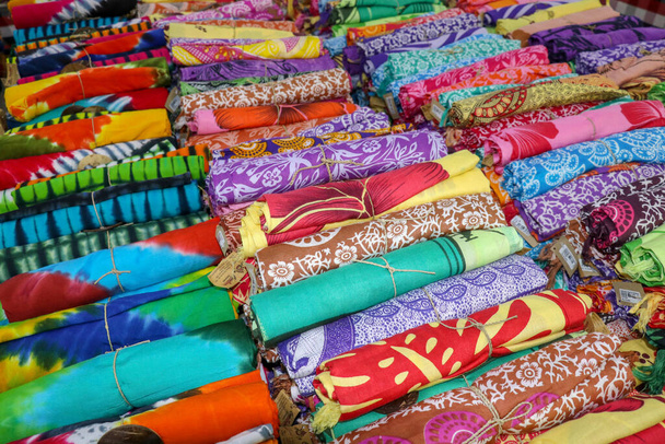 Rolou-se tecidos coloridos amarrados com corda. Loja com brilhantemente c
 - Foto, Imagem
