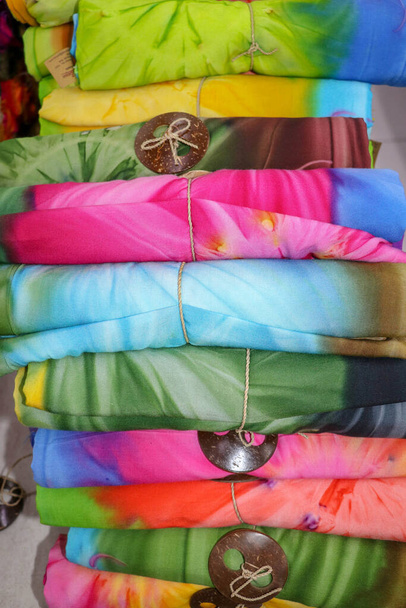 Pano de pano Batik para venda enrolada no mercado. Arte balinesa e
 - Foto, Imagem