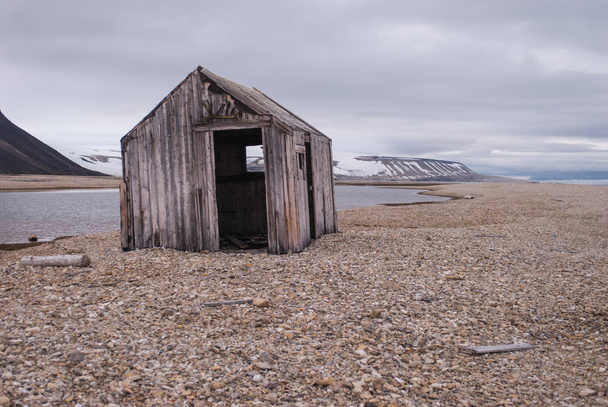 abandoned trapper hut on spitzbergen - Fotoğraf, Görsel