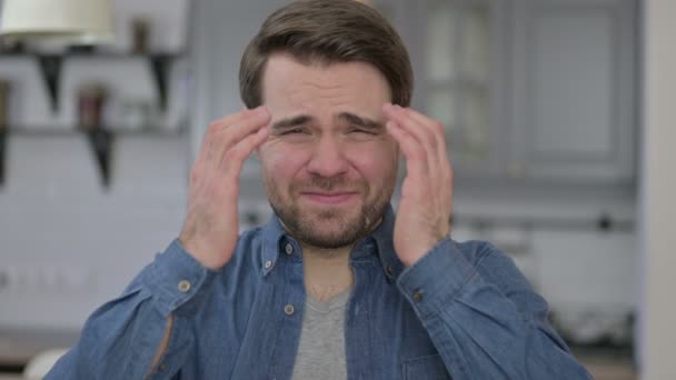 Portrét unaveného vousy Mladý muž s bolestí hlavy - Záběry, video