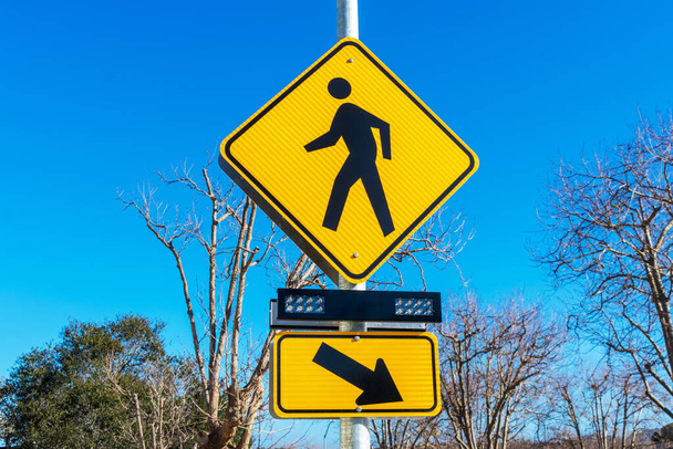 Fußgängerüberweg-Schild mit Blinklicht. Zebrastreifen sorgt für Vorwarnung von Fußgängern für Autofahrer - Foto, Bild