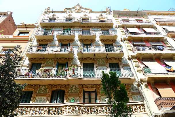 Οδική άποψη με παραδείγματα κτιρίων στη Βαρκελώνη, Ισπανία  - Φωτογραφία, εικόνα