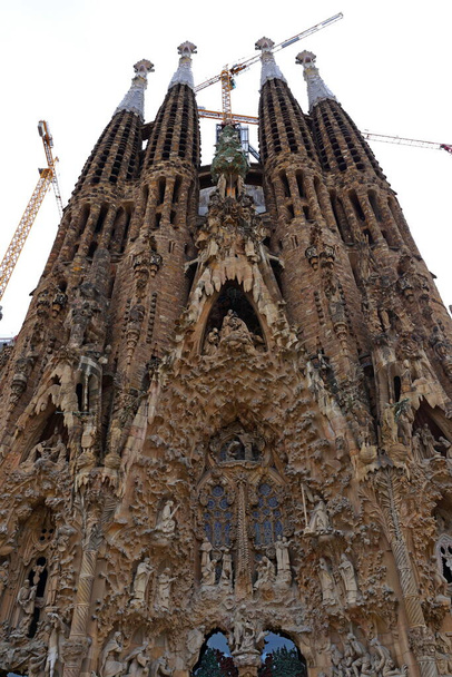 La Sagrada Familia Katedrali. Mimar Antonio Gaudi tarafından tasarlandı ve 1882 'den beri insanların bağışlarıyla inşa ediliyor. - Fotoğraf, Görsel