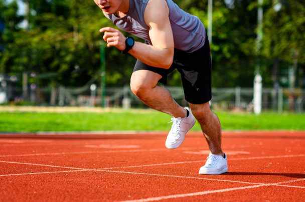 ноги спортивного здорового человека в позиции старта, бегущего на пути стадиона, сконцентрируйтесь на победителе впереди
 - Фото, изображение