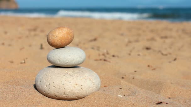 Круглі камені для медитації на морському узбережжі
 - Кадри, відео
