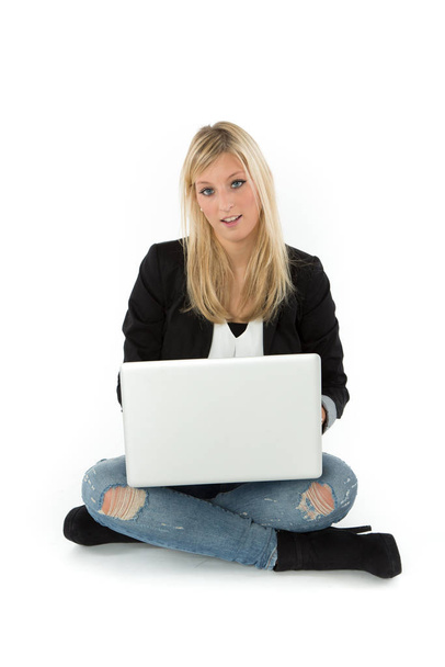 woman sitting with laptop on the floor - Foto, afbeelding