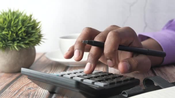 Zbliżenie kalkulator człowiek ręka używać na biurko - Materiał filmowy, wideo
