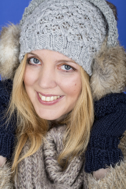 Attractive Young Woman Wearing Woolen Hat - Foto, Bild