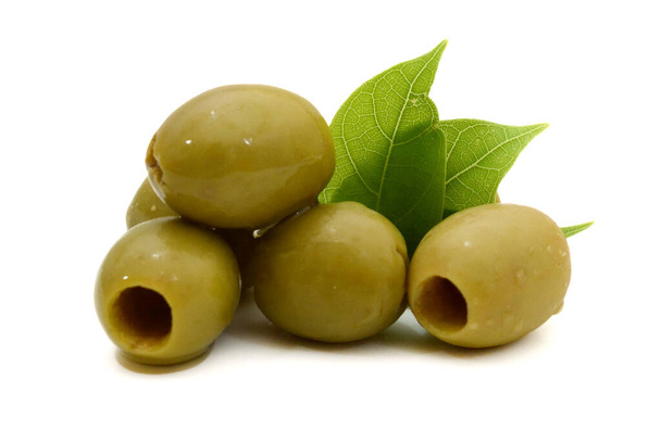 большие зеленые оливки на белом фоне
 - Фото, изображение