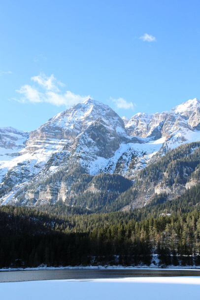 Lago alpino congelado Tovel of Dolomites, Italia
 - Foto, Imagen
