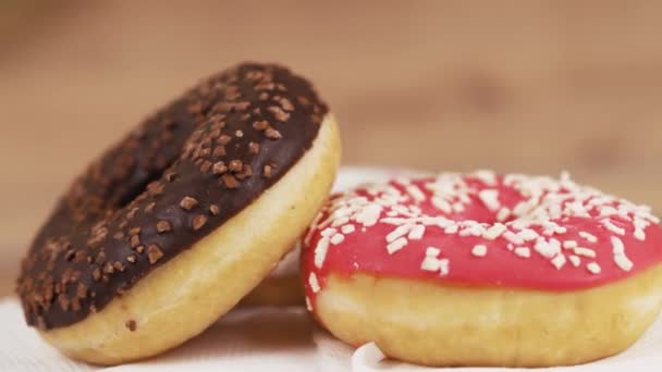 Donuts in gekleurd glazuur op de keukentafel - Video