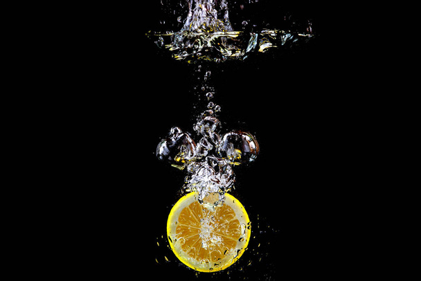 lemon falling into water - Foto, imagen