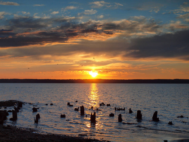 Zachód słońca. Nad wielką rzeką. Latem. Rosja, Ural, Perm region         - Zdjęcie, obraz