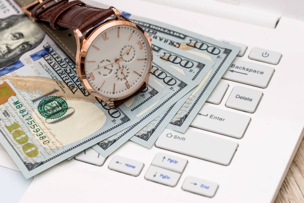 Koncepció ideje - pénz, dollár bankjegyek és kézi óra - Fotó, kép