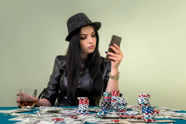 Chica glamurosa en el casino con teléfono móvil
 - Foto, Imagen