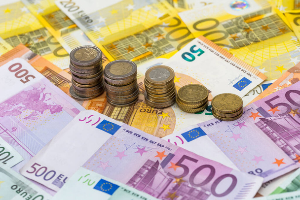 Euromunten op eurobankbiljetten als achtergrond - Foto, afbeelding