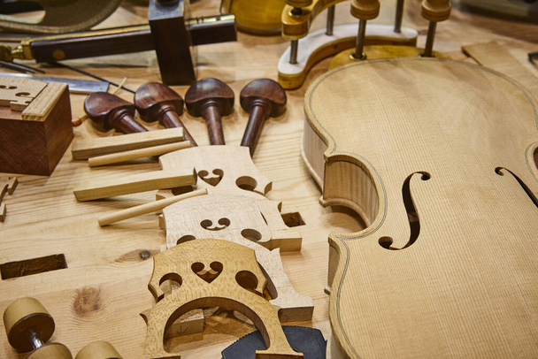 Luthier műhely hegedűalkatrészekkel és szerszámokkal. Hagyományos kézművesség - Fotó, kép