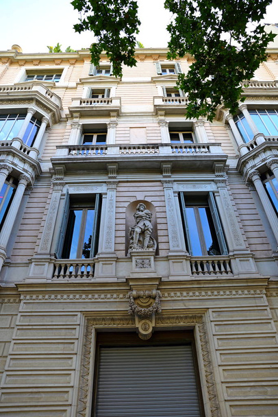 Vistas a la calle con ejemplos de edificios en Barcelona, España
  - Foto, imagen