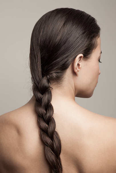 Haar Beauty-Konzept junge Frau mit nassen Haaren in Zopf Studi - Foto, Bild